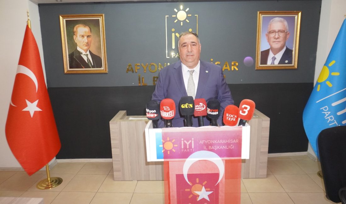 İYİ Parti Afyonkarahisar İl Başkanı Muhammet Mısırlıoğlu, il başkanlığı binasında