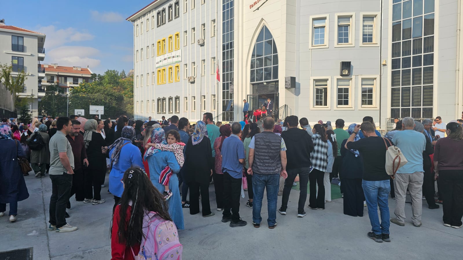 Afyonkarahisar’da ilk ders zili çaldı! 142 bin 500 öğrenci ders başı yaptı 4 Afyonkarahisar’da ilk ders zili çaldı! 142 bin 500 öğrenci ders başı yaptı