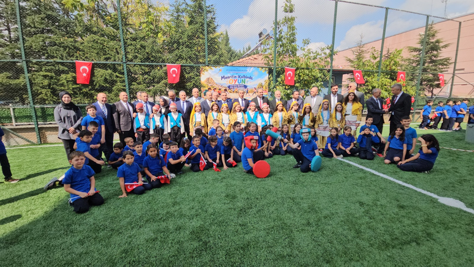 Miniklerden protokole zor sorular! İlk ders gününde renkli anlar 4 Miniklerden protokole zor sorular! İlk ders gününde renkli anlar