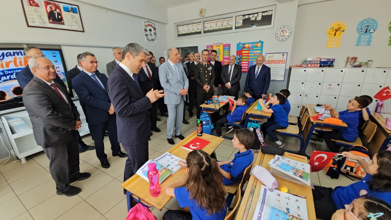Miniklerden protokole zor sorular! İlk ders gününde renkli anlar