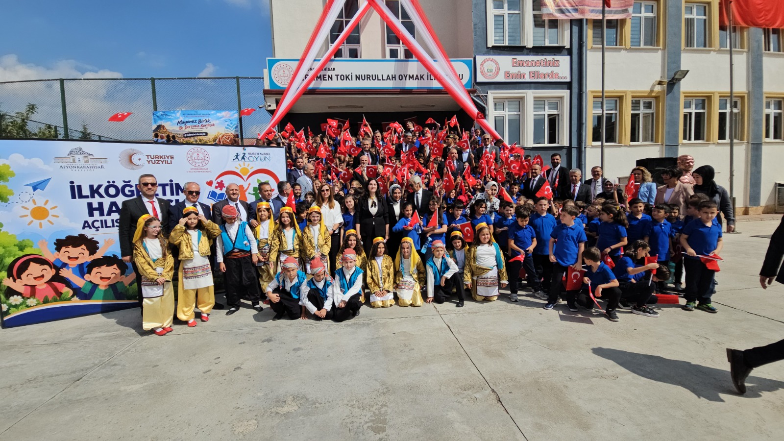 Afyonkarahisar’da 2026-2027 eğitim öğretim yılının başlamasıyla okullarda ilk gün heyecanı
