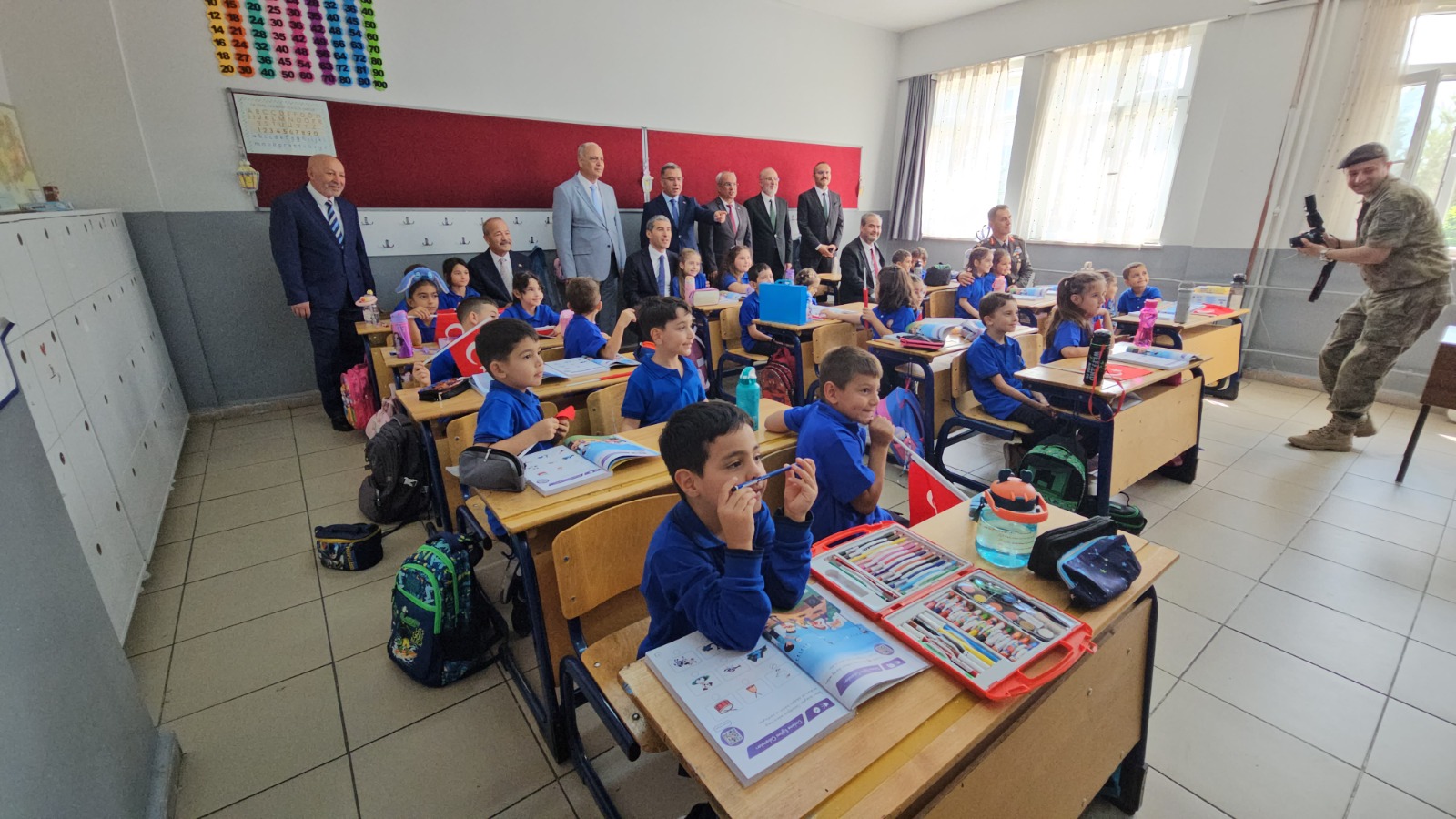 Miniklerden protokole zor sorular! İlk ders gününde renkli anlar