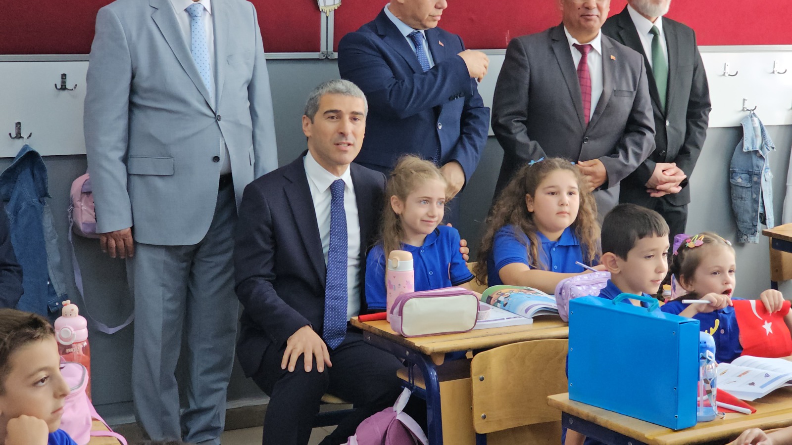 Miniklerden protokole zor sorular! İlk ders gününde renkli anlar