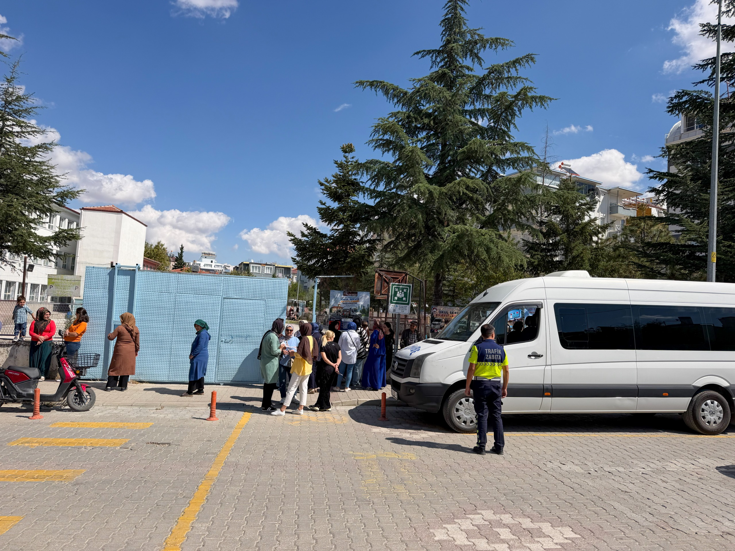 Sandıklı’da Trafik Zabıta ekipleri okul önlerinde görev başında 2 Sandıklı’da Trafik Zabıta ekipleri okul önlerinde görev başında