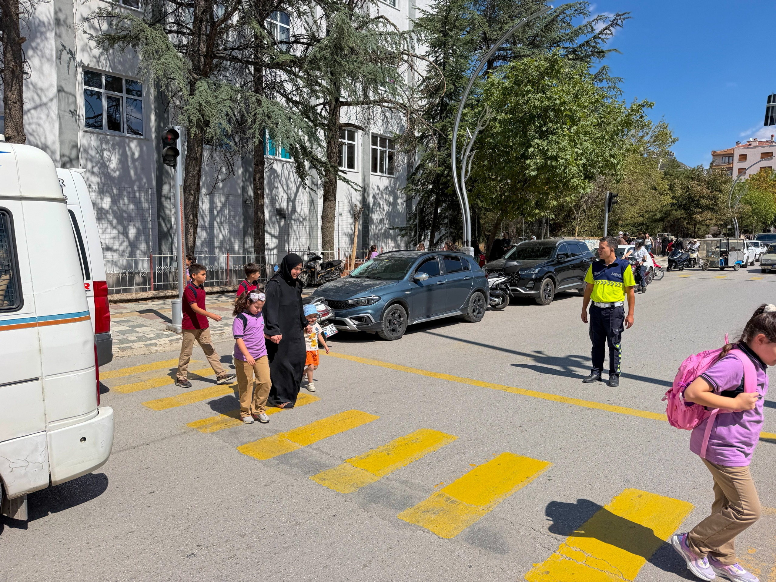 Sandıklı’da Trafik Zabıta ekipleri okul önlerinde görev başında 1 Sandıklı’da Trafik Zabıta ekipleri okul önlerinde görev başında