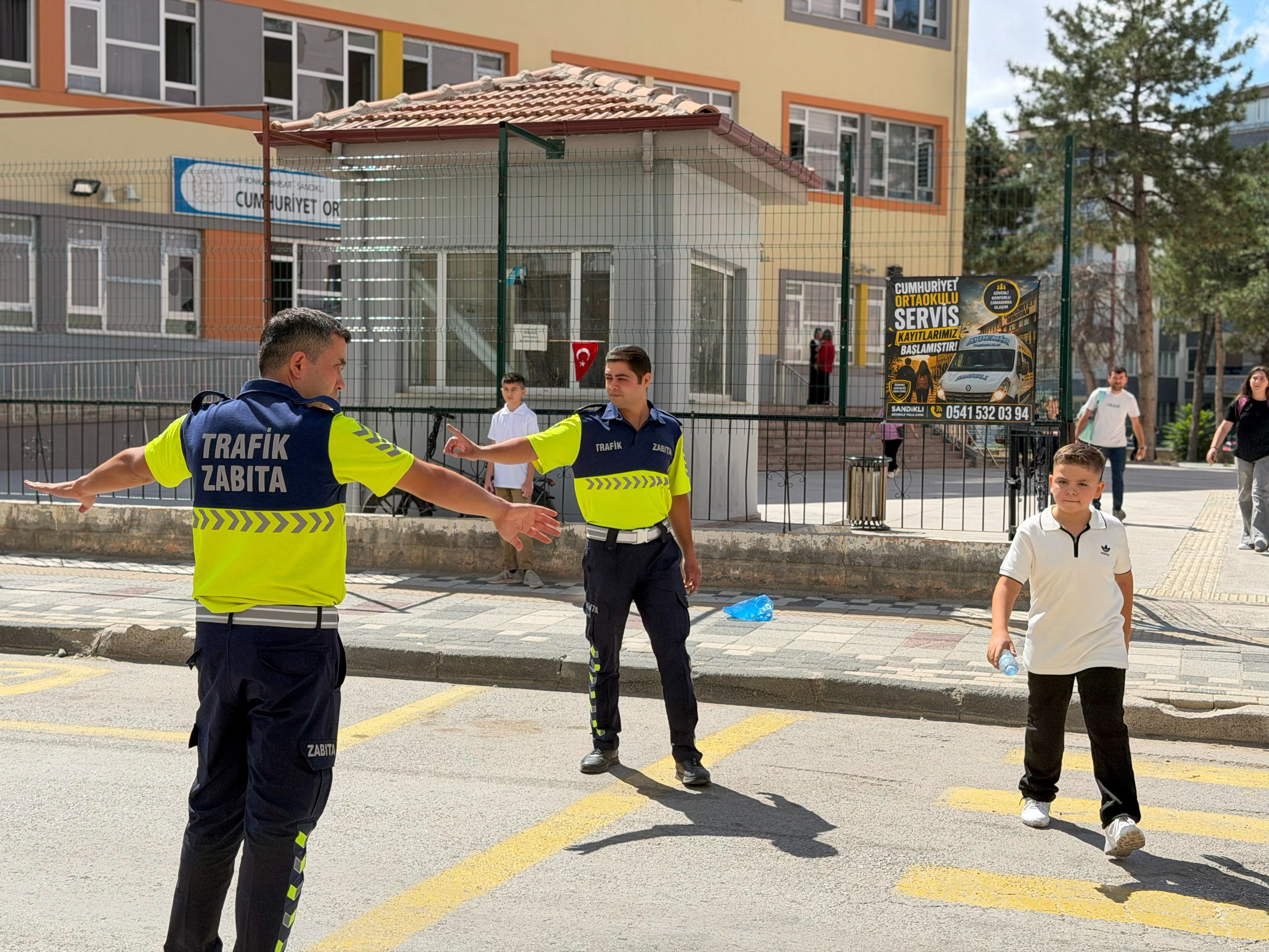 Sandıklı’da Trafik Zabıta ekipleri okul önlerinde görev başında 3 Sandıklı’da Trafik Zabıta ekipleri okul önlerinde görev başında