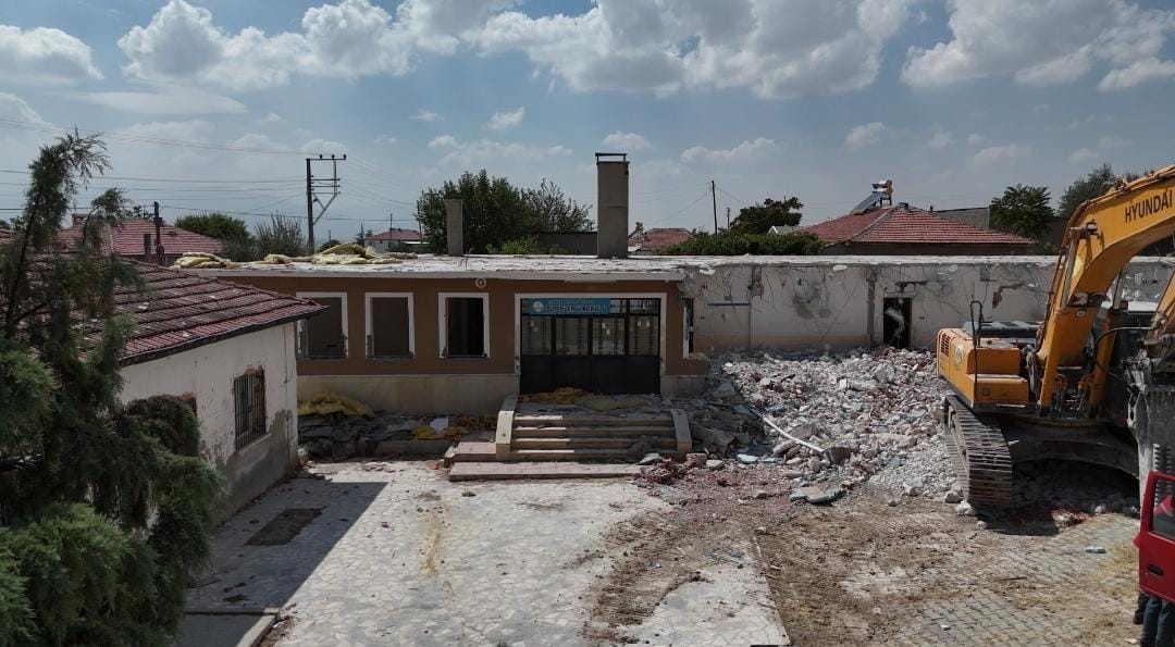 Dipevler İlkokulu’nun yıkım çalışmalarına başlandı 1 Dipevler İlkokulu’nun yıkım çalışmalarına başlandı