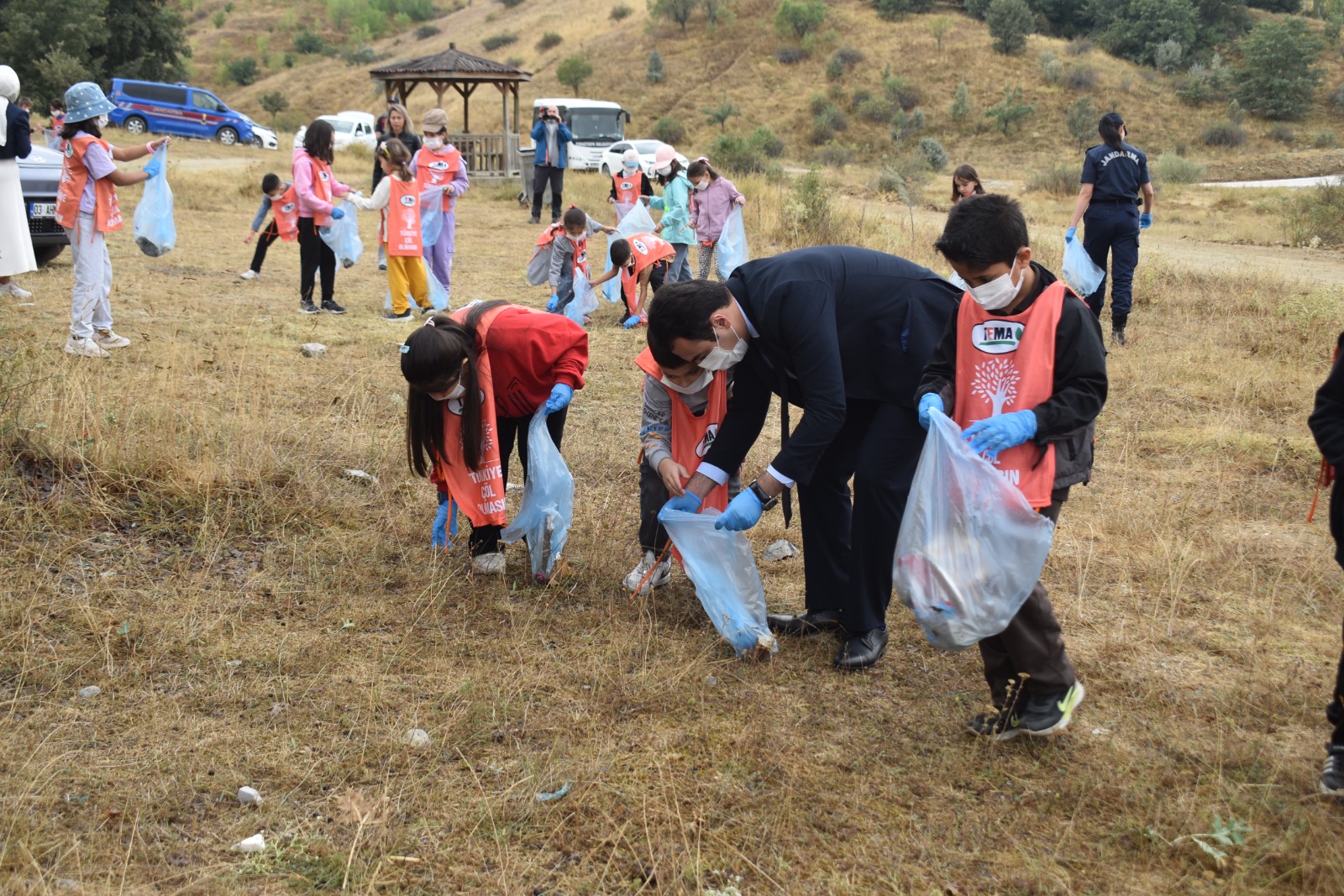 Sinanpaşa’da öğrenciler çevre temizliği yaptı 1 Sinanpaşa’da öğrenciler çevre temizliği yaptı