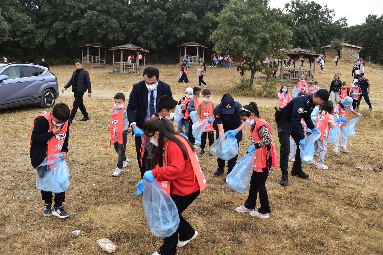Sinanpaşa’da öğrenciler çevre temizliği yaptı 2 Sinanpaşa’da öğrenciler çevre temizliği yaptı