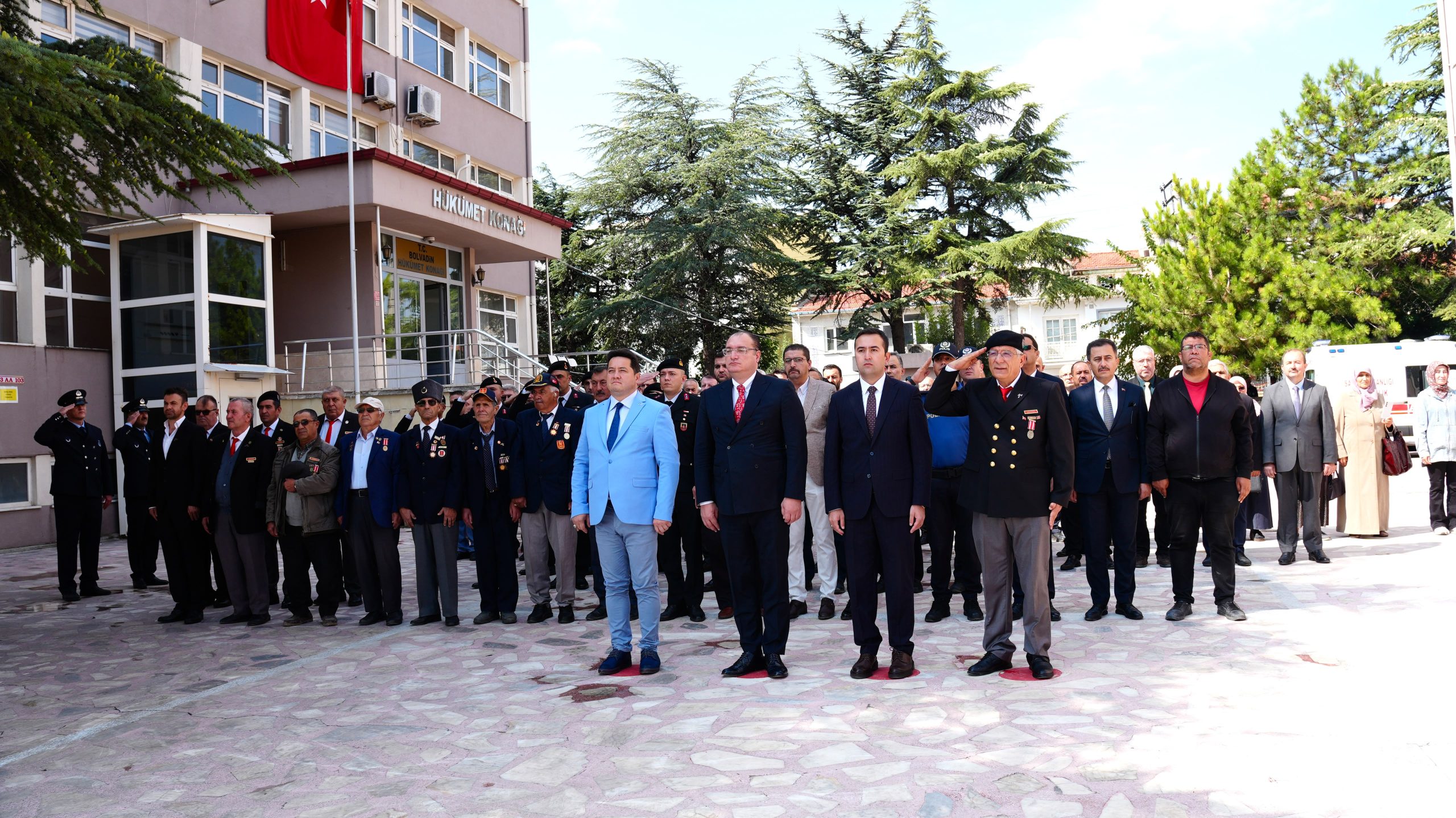 19 Eylül Gaziler Günü dolayısıyla Bolvadin Kaymakamlığı önünde tören düzenlendi.