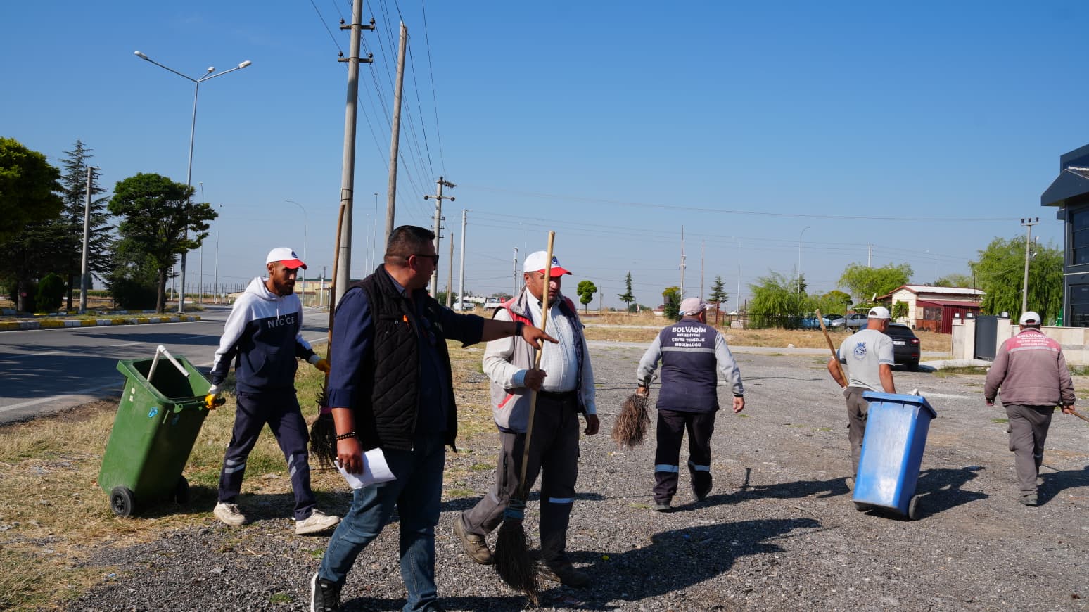 Bolvadin genelinde sürdürülen rutin temizlik çalışmalarına ek olarak, Belediye Başkanımız