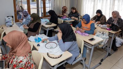 Afyonkarahisar Belediyesi, kadınların mesleki ve sosyal gelişimine katkı sağlamak amacıyla