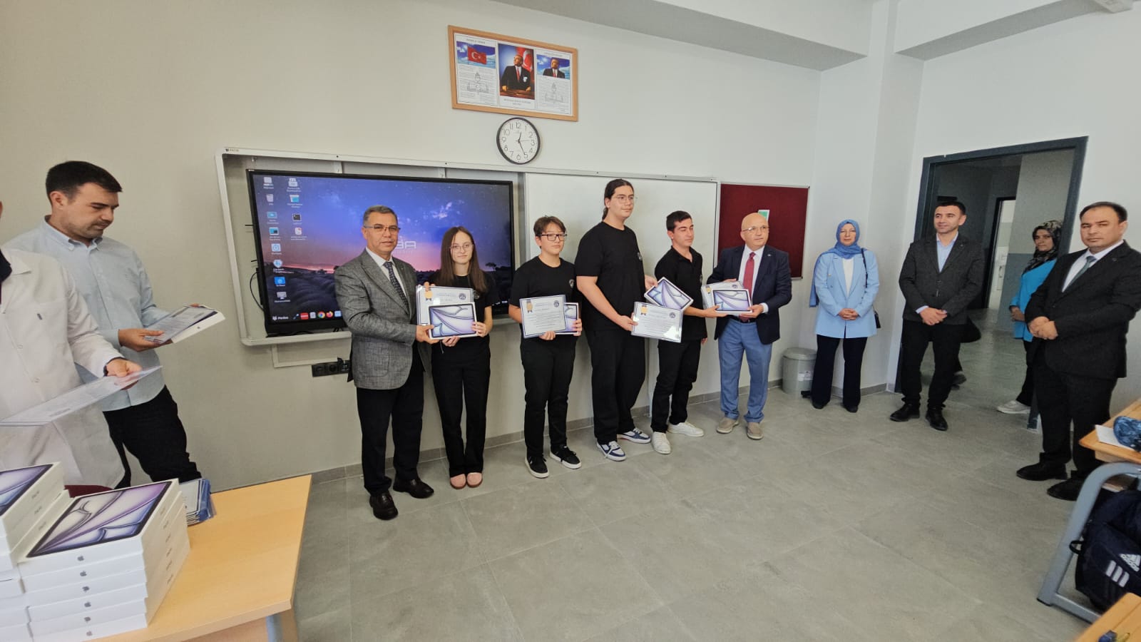 Ahmet Ömer Koca Şaban Fen Lisesi'nin ilk öğrencilerine tablet ve teşekkür belgesi 1 Ahmet Ömer Koca Şaban Fen Lisesi'nin ilk öğrencilerine tablet ve teşekkür belgesi