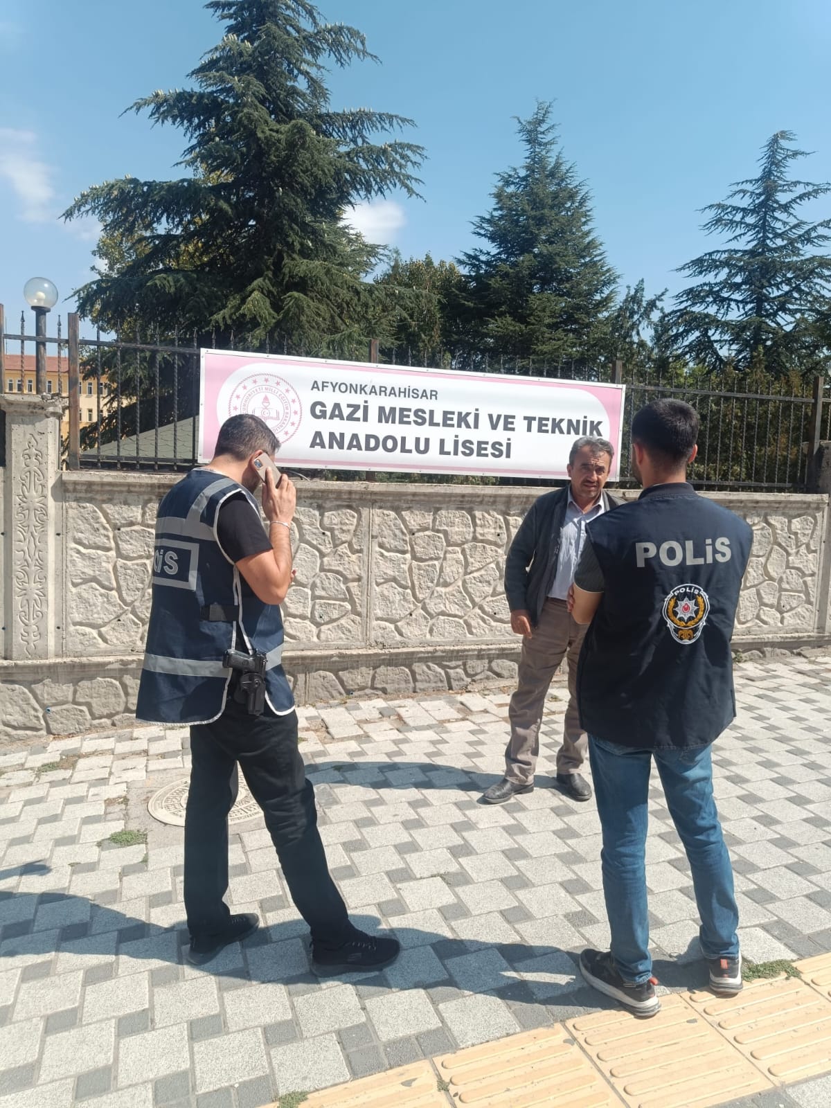 Afyonkarahisar’da okul çevrelerinde güvenlik uygulaması 2 Afyonkarahisar’da okul çevrelerinde güvenlik uygulaması