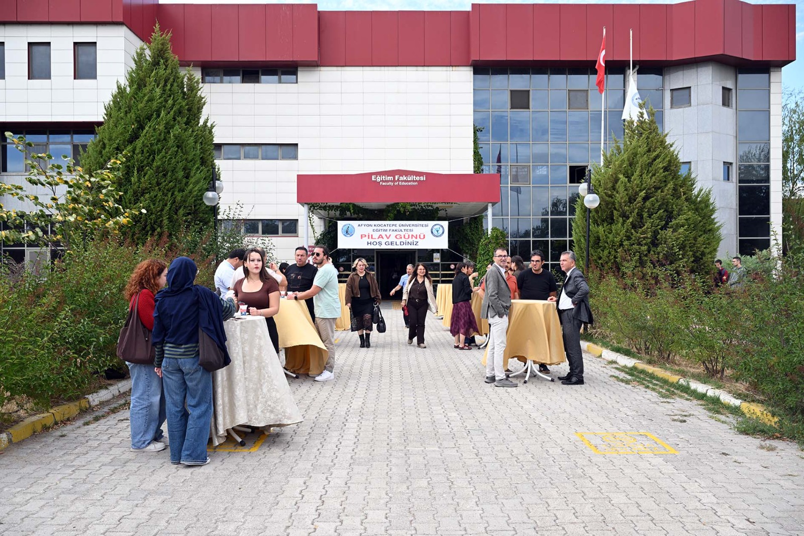 AKÜ Eğitim Fakültesinde mezunlar pilav gününde buluştu 2 AKÜ Eğitim Fakültesinde mezunlar pilav gününde buluştu