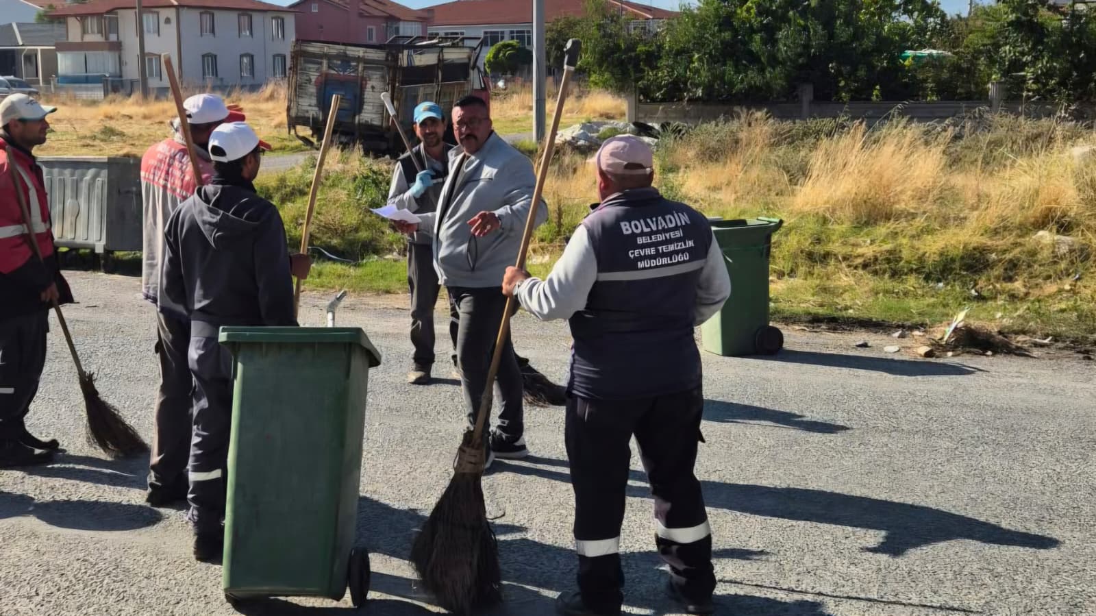 Bolvadin genelinde sürdürülen rutin temizlik çalışmalarına ek olarak, Belediye Başkanı