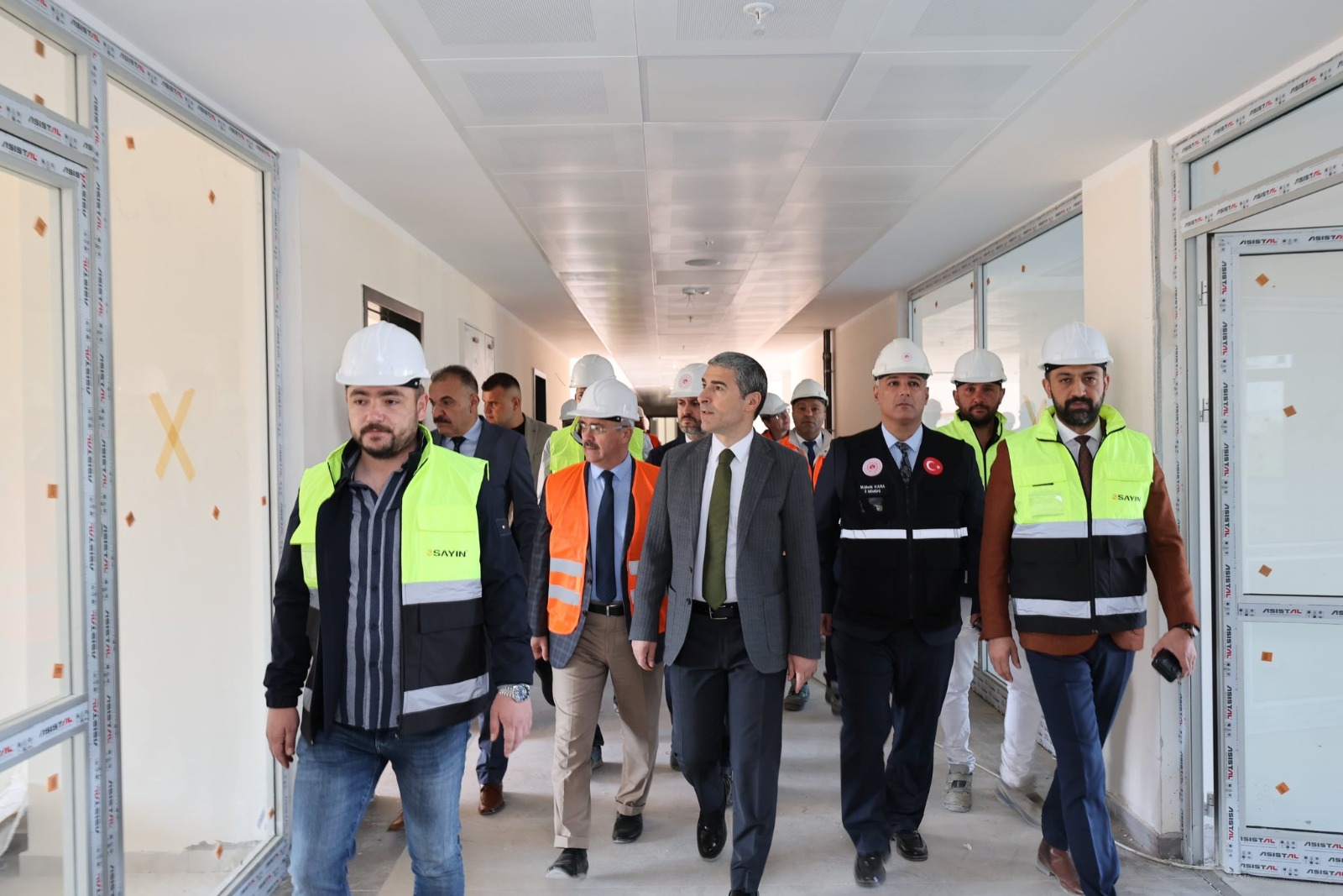 Afyonkarahisar Valisi Dr. Naci Aktaş, yapımı devam eden Afyonkarahisar Huzurevi