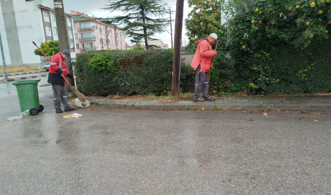 Bolvadin Belediyesi, ilçe genelinde yürüttüğü rutin temizlik çalışmalarının yanı sıra
