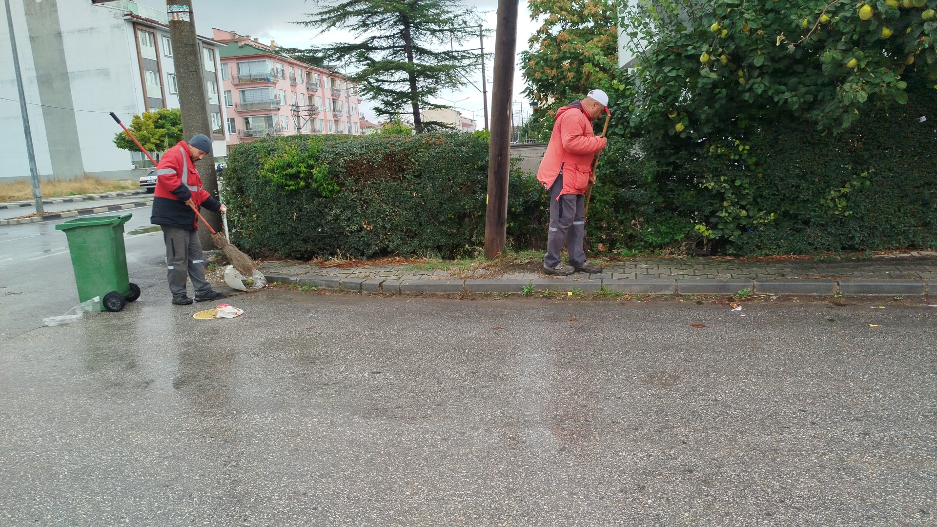 Bolvadin Belediyesi, ilçe genelinde yürüttüğü rutin temizlik çalışmalarının yanı sıra