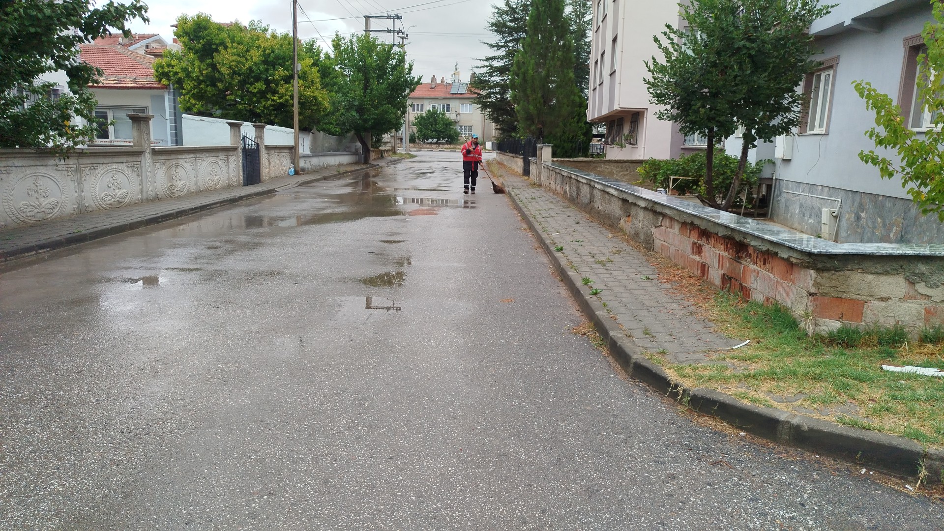 Bolvadin’de mahalle mahalle temizlik seferberliği sürüyor