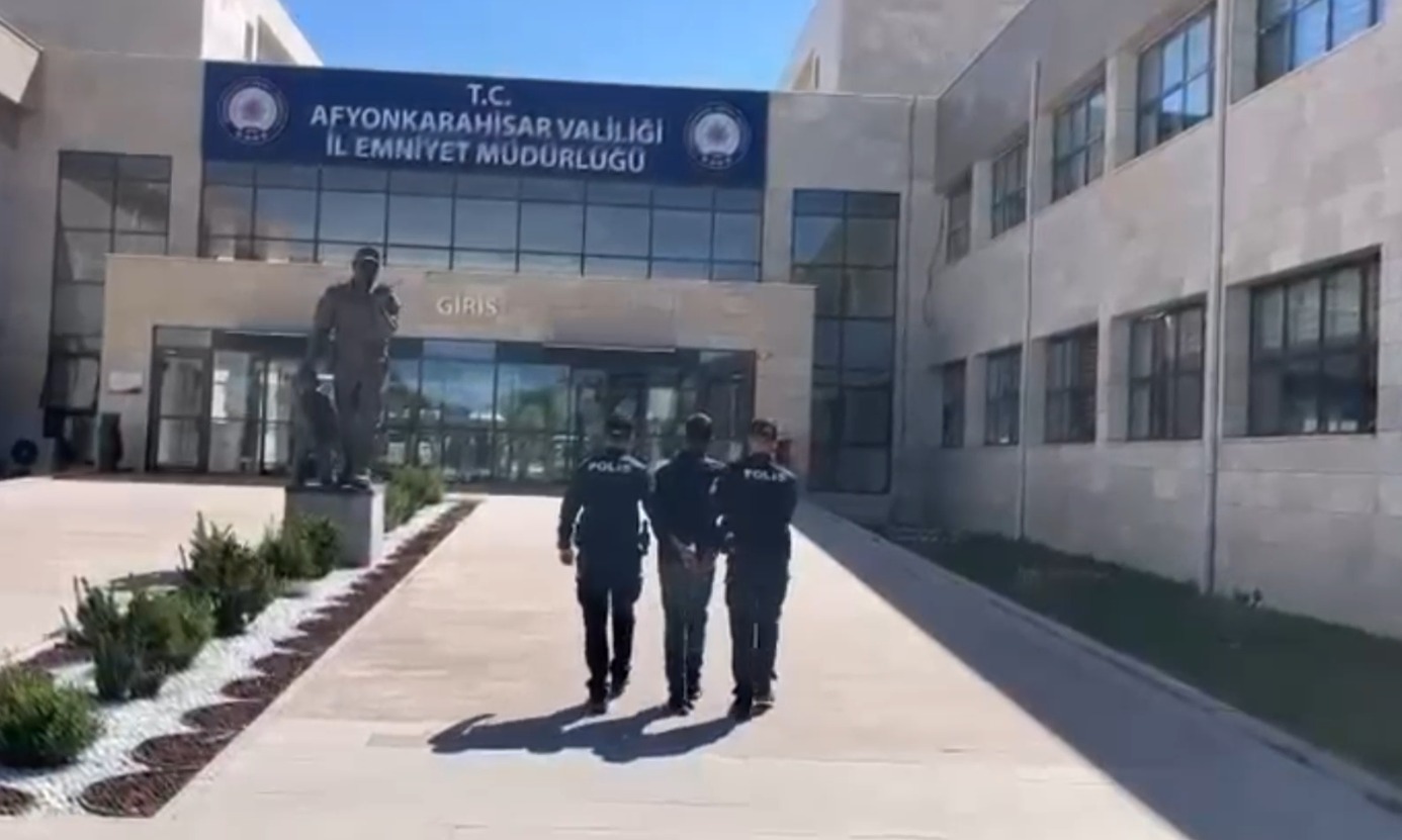 Afyonkarahisar’da aranan iki hükümlü yakalandı 1 Afyonkarahisar’da aranan iki hükümlü yakalandı