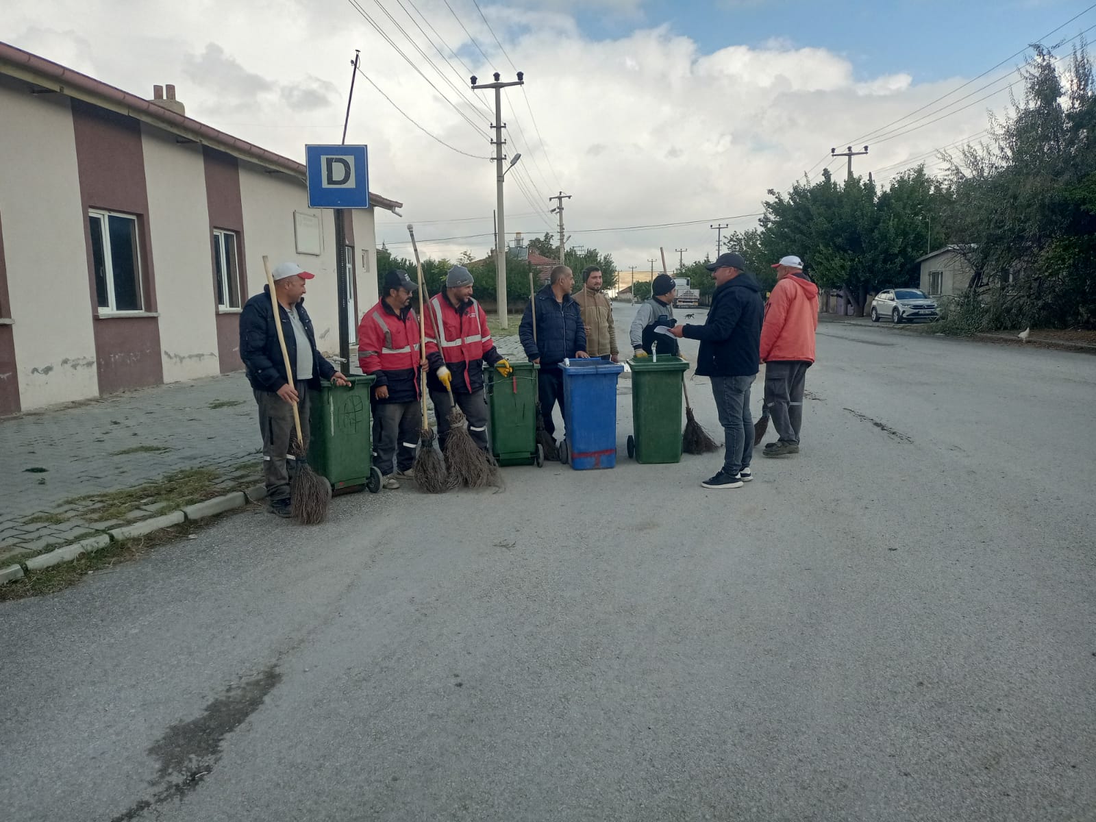 Bolvadin Belediyesi tarafından sürdürülen rutin temizlik çalışmalarına mahalle bazlı detaylı
