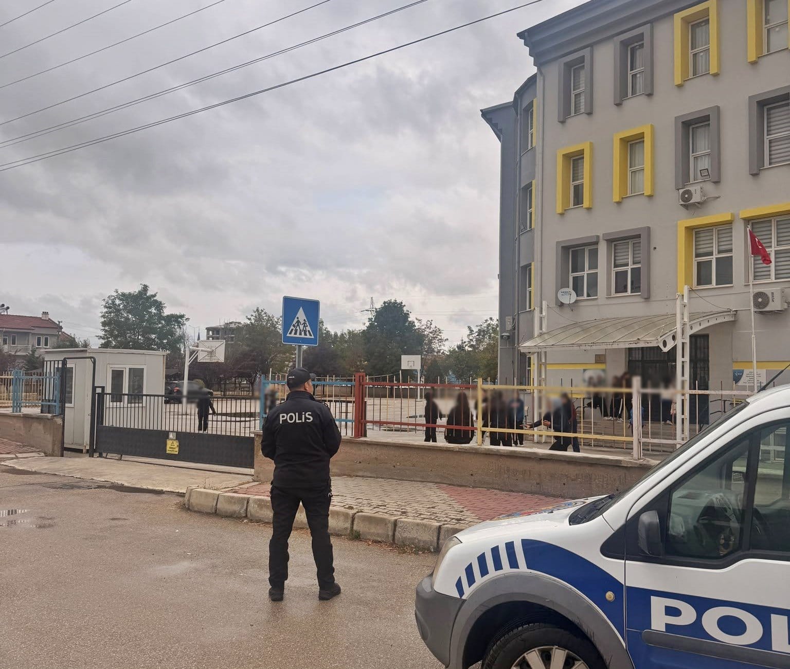 Afyon’da okul çevrelerinde geniş kapsamlı güvenlik denetimi 1 Afyon’da okul çevrelerinde geniş kapsamlı güvenlik denetimi