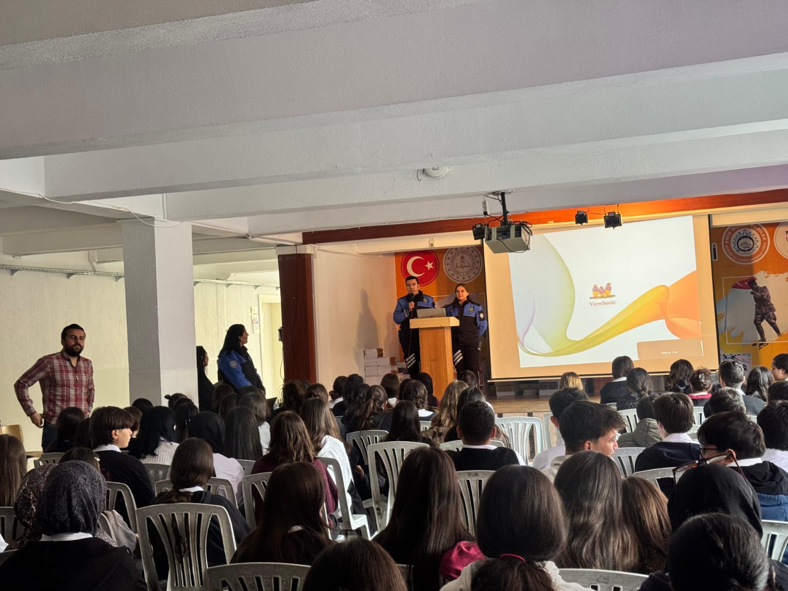 Polis ekipleri öğrencilere polislik mesleğini anlattı 2 Polis ekipleri öğrencilere polislik mesleğini anlattı