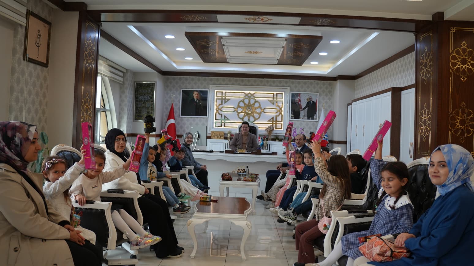 Bolvadin’de miniklerden belediyeye renkli ziyaret
