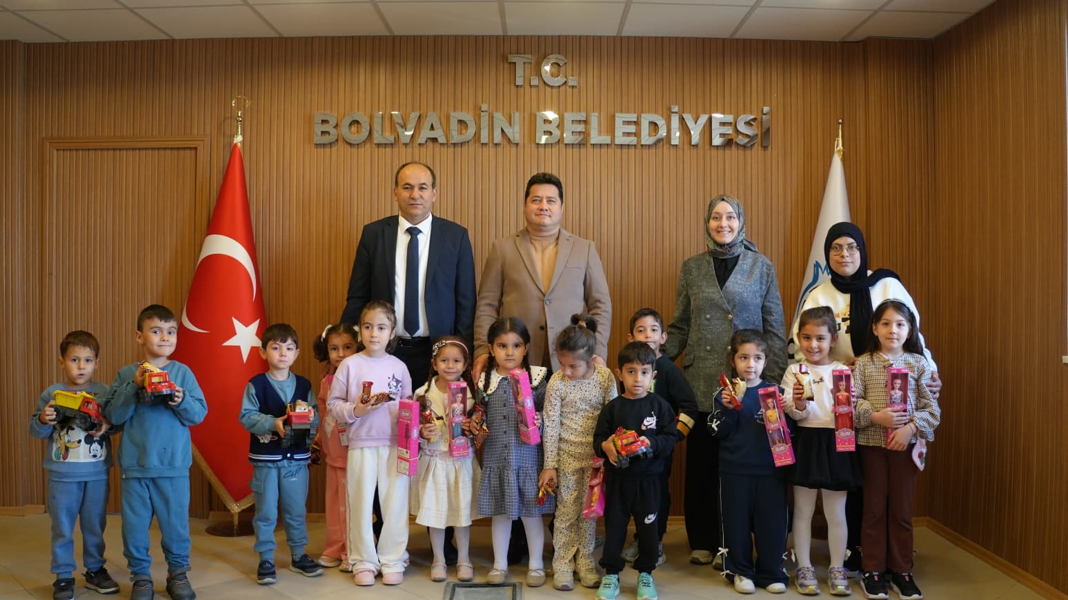 Bolvadin’de miniklerden belediyeye renkli ziyaret