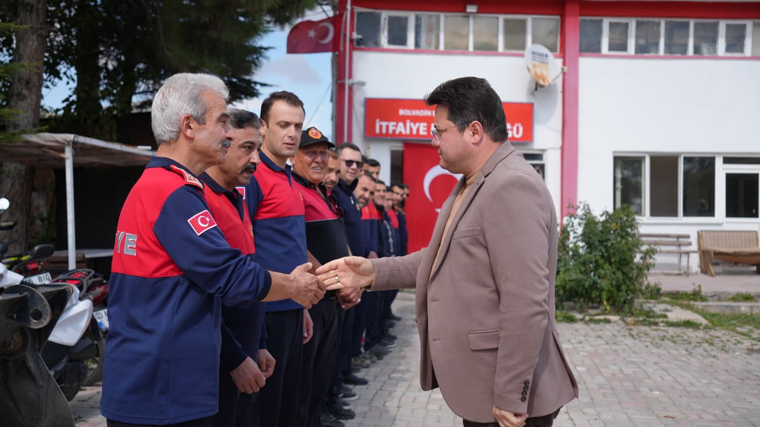 Başkan Aynacı’dan itfaiye personeline İtfaiye Haftası ziyareti 3 Başkan Aynacı’dan itfaiye personeline İtfaiye Haftası ziyareti