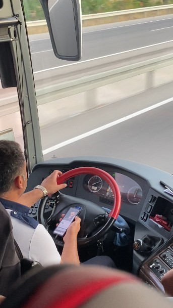 Yolcu otobüsünde şoförün müzik keyfi 2 Yolcu otobüsünde şoförün müzik keyfi