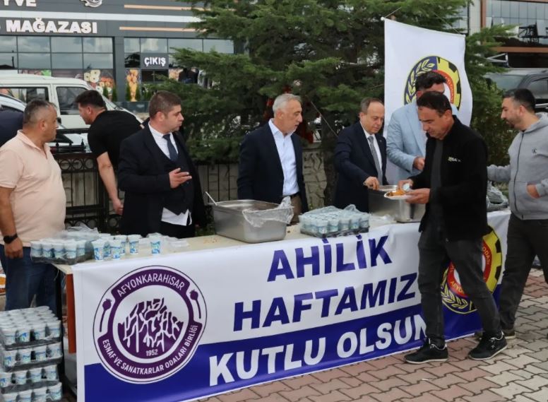 Ahilik Haftası kapsamında Organize Sanayi Camii’nde vatandaşlara pilav ve ayran