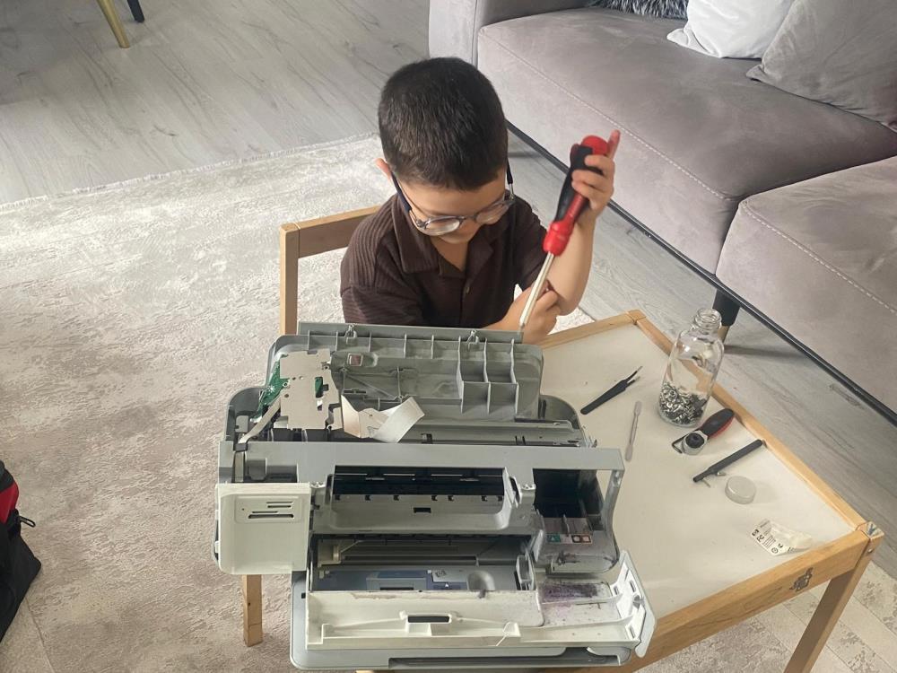 Yaşıtları oyuncaklarla oynarken 4 yaşındaki Eymen elektronik aletleri söküp inceliyor 1 Yaşıtları oyuncaklarla oynarken 4 yaşındaki Eymen elektronik aletleri söküp inceliyor