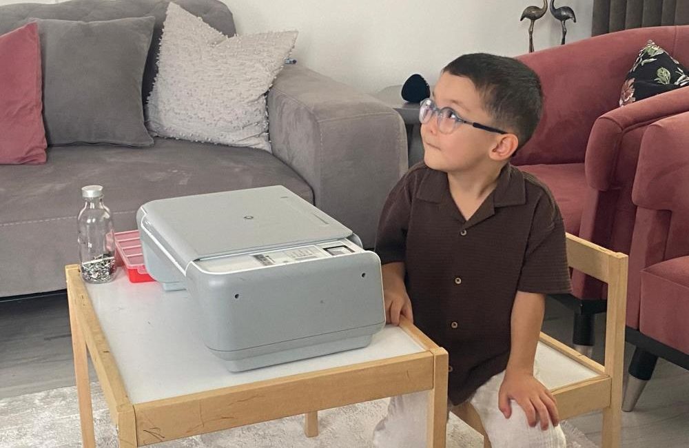  Yaşıtları oyuncaklarla oynarken 4 yaşındaki Eymen Işıldar, bitpazarından alınan
