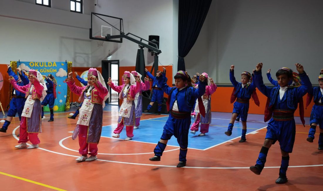 Kocatepe İlkokulu’nda İlköğretim Haftası dolayısıyla düzenlenen programda öğrenciler, hazırladıkları şiir