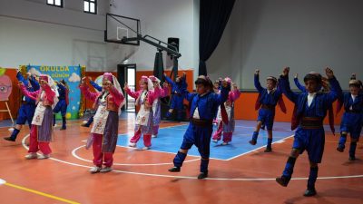 Kocatepe İlkokulu’nda İlköğretim Haftası dolayısıyla düzenlenen programda öğrenciler, hazırladıkları şiir