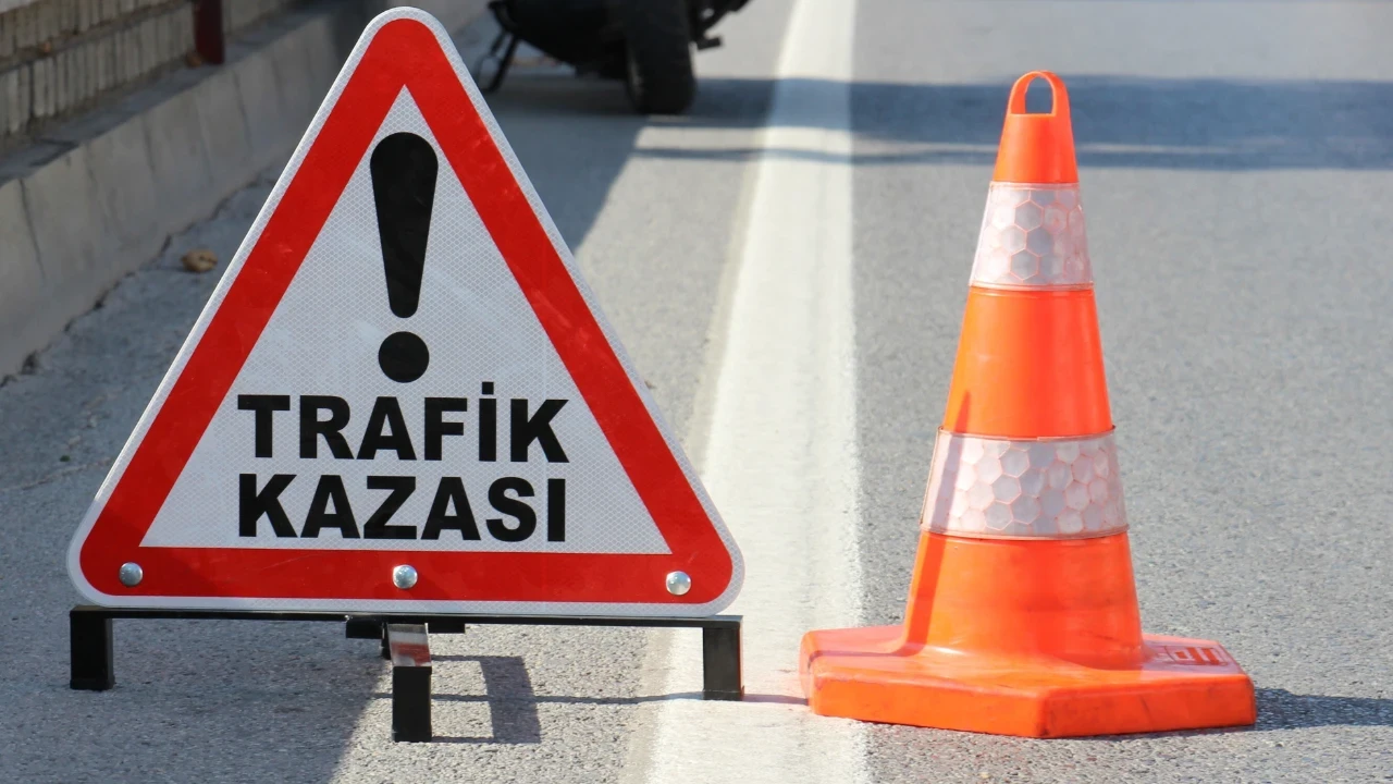 Afyonkarahisar'da kontrolden çıkarak şarampole devrilen tırın sürücüsü yaralandı.