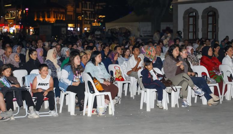 Afyonkarahisar’da açık hava sinema akşamında “Babam ve Oğlum” izlendi 2 Afyonkarahisar’da açık hava sinema akşamında “Babam ve Oğlum” izlendi