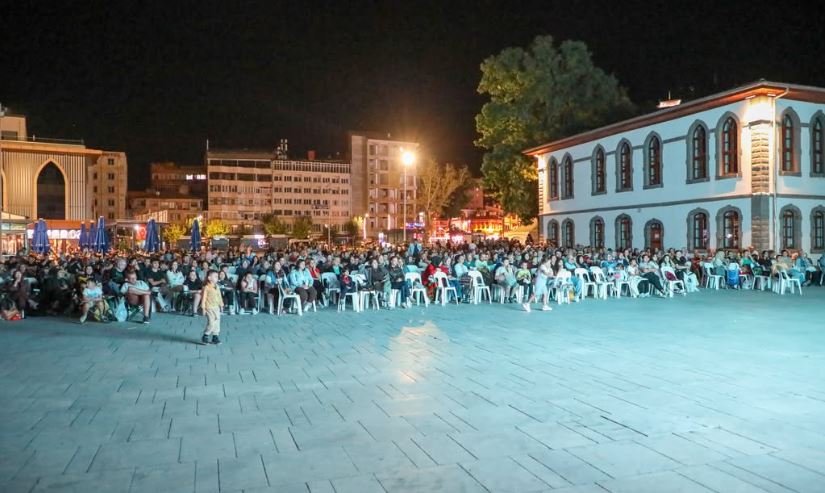 Afyonkarahisar’da açık hava sinema akşamında “Babam ve Oğlum” izlendi 1 Afyonkarahisar’da açık hava sinema akşamında “Babam ve Oğlum” izlendi