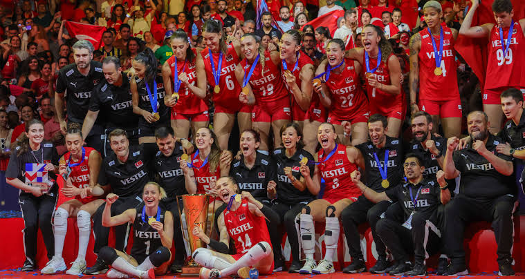 A Milli Kadın Voleybol Takımı, Avrupa Şampiyonası finalinde İtalya'yı 3-2