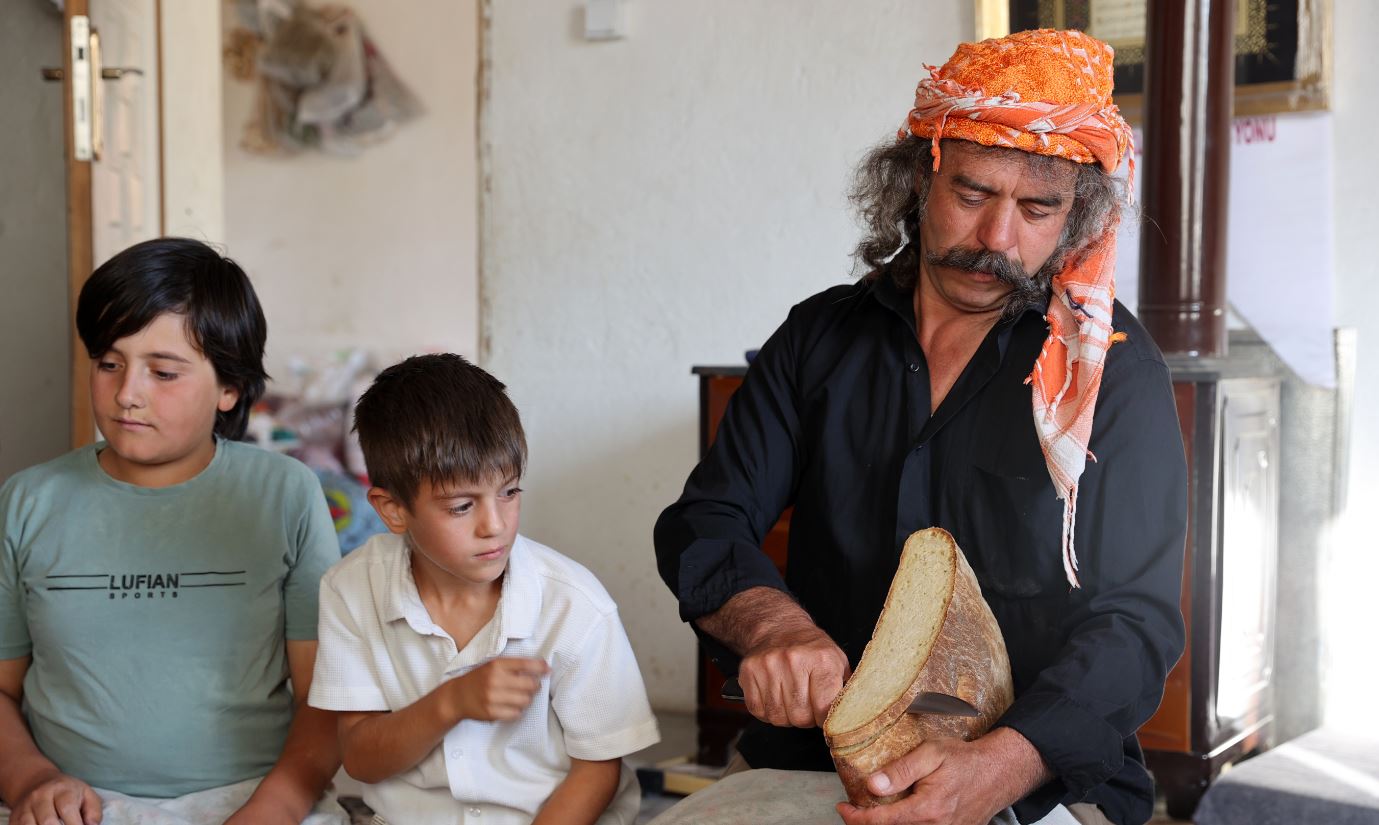Anadolu'nun yörük kültürünü yaşatan "Pala Dayı" ve kardeşleri yayla geleneğini sürdürüyor