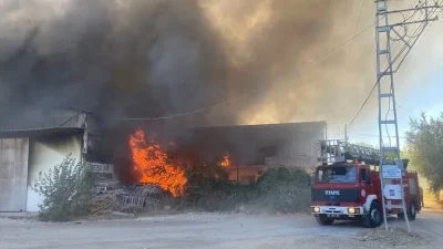 Antalya’nın Muratpaşa ilçesinde ambalaj deposunda çıkan ve yanındaki eve sıçrayan