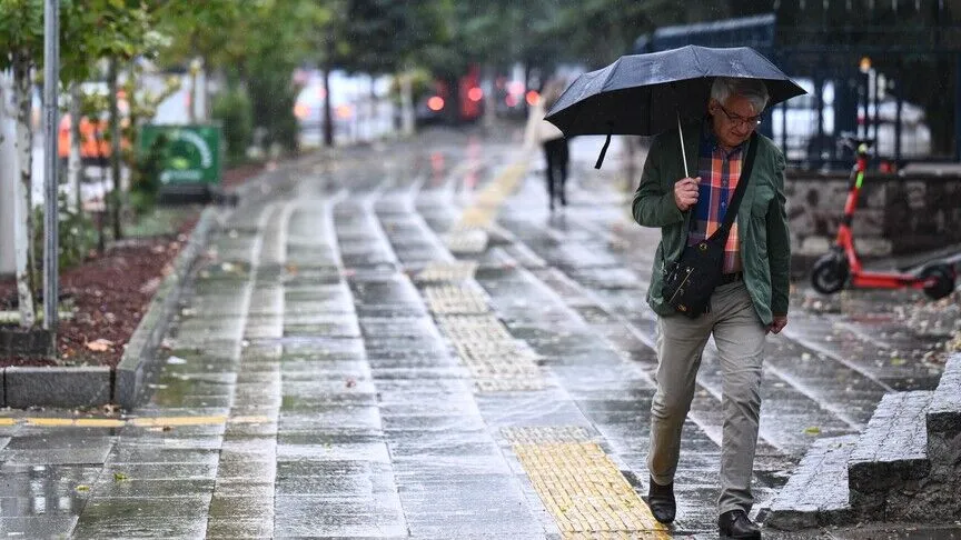 Başkentte sabah başlayan sağanak, trafiği olumsuz etkiledi, bazı cadde ve