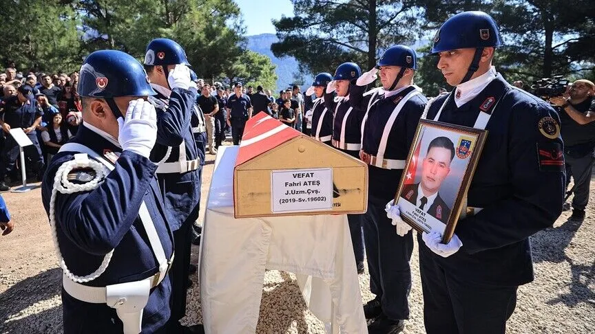 Kuzey Kıbrıs Türk Cumhuriyeti'nin (KKTC) Girne kenti açıklarında yolcu gemisinin