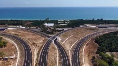 Ulaştırma ve Altyapı Bakanı Abdulkadir Uraloğlu, Çeşmeli-Erdemli-Silifke-Taşucu Otoyolu'nun 52 kilometre