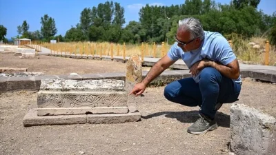 Van'ın Gevaş ilçesindeki tarihi Selçuklu Mezarlığı'nda, üzerinde binicilikteki ustalığı ve