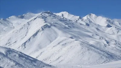 Nepal'in batısındaki dağda çığ düşmesi sonucu aralarında dağcılar ve destek