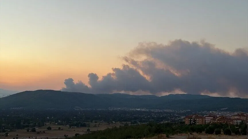 Muğla'nın Menteşe ilçesinde çıkan ve Ula ilçesine sıçrayan orman yangınına