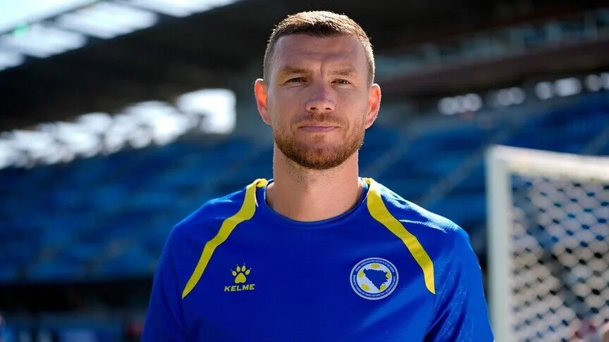 Almanya'nın Schalke 04 ekibinde forma giyen Bosna Hersekli futbolcu Edin